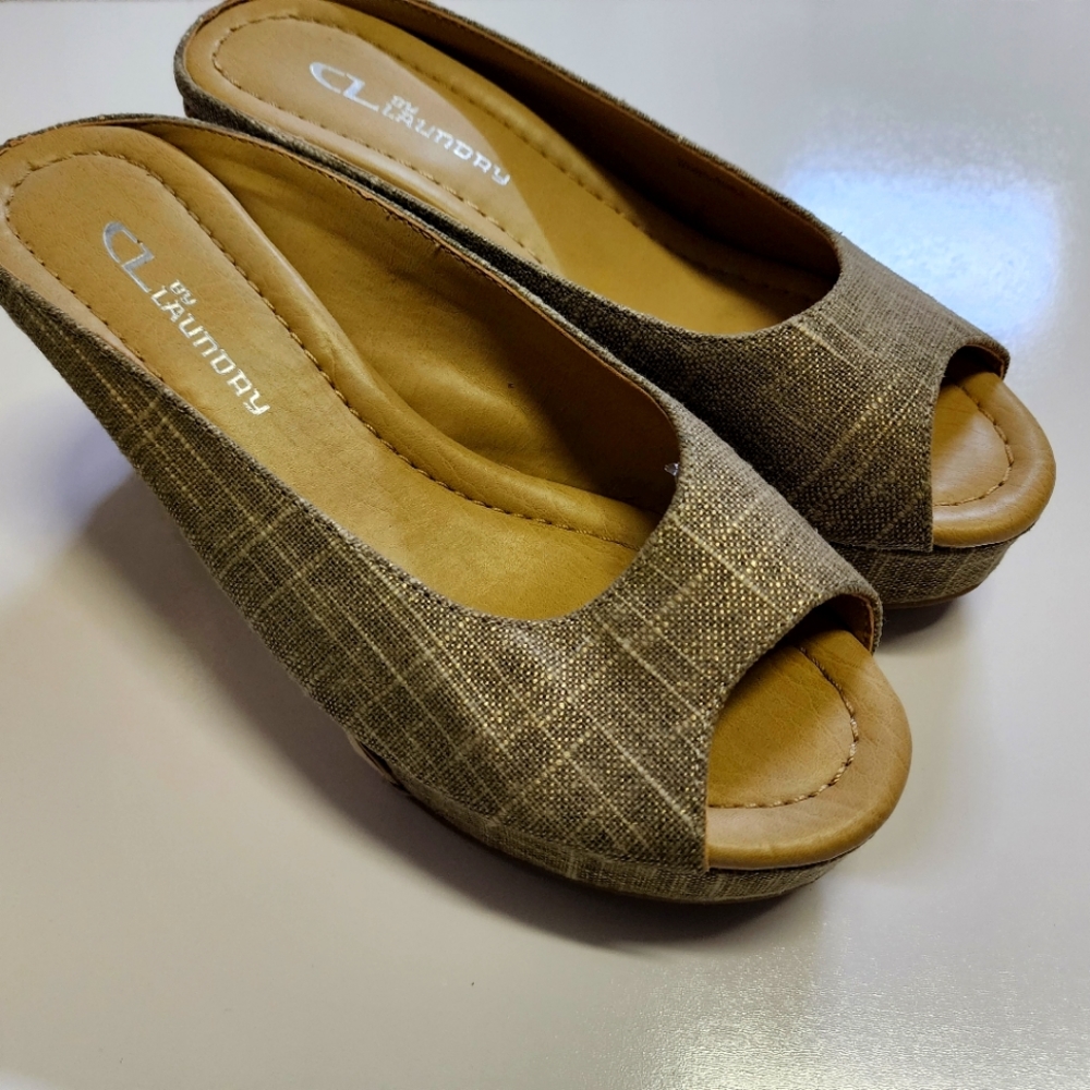 Womens cl laundry shoes Size 6 beige